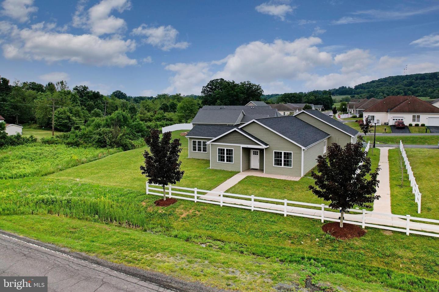 93 Candlewick Ct Property Photo 2