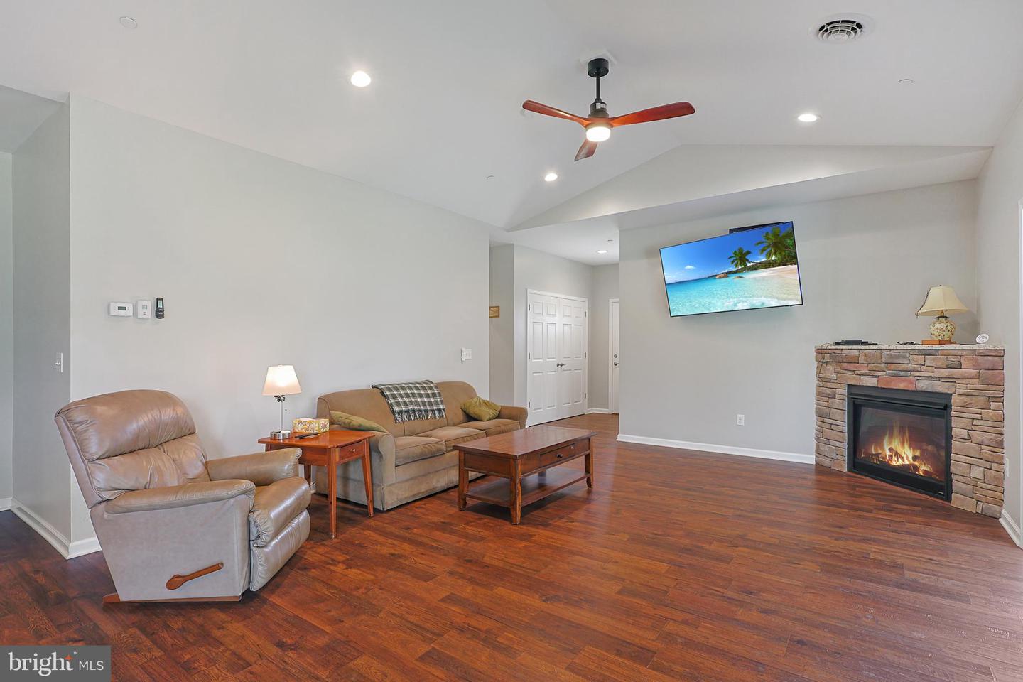 93 Candlewick Ct Property Photo 3