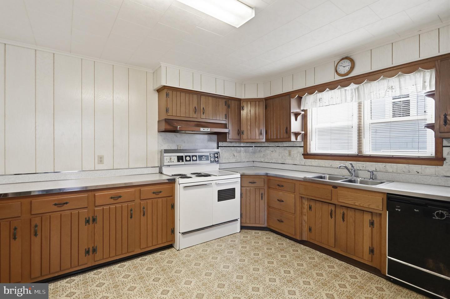 86 Oak St Property Photo 18