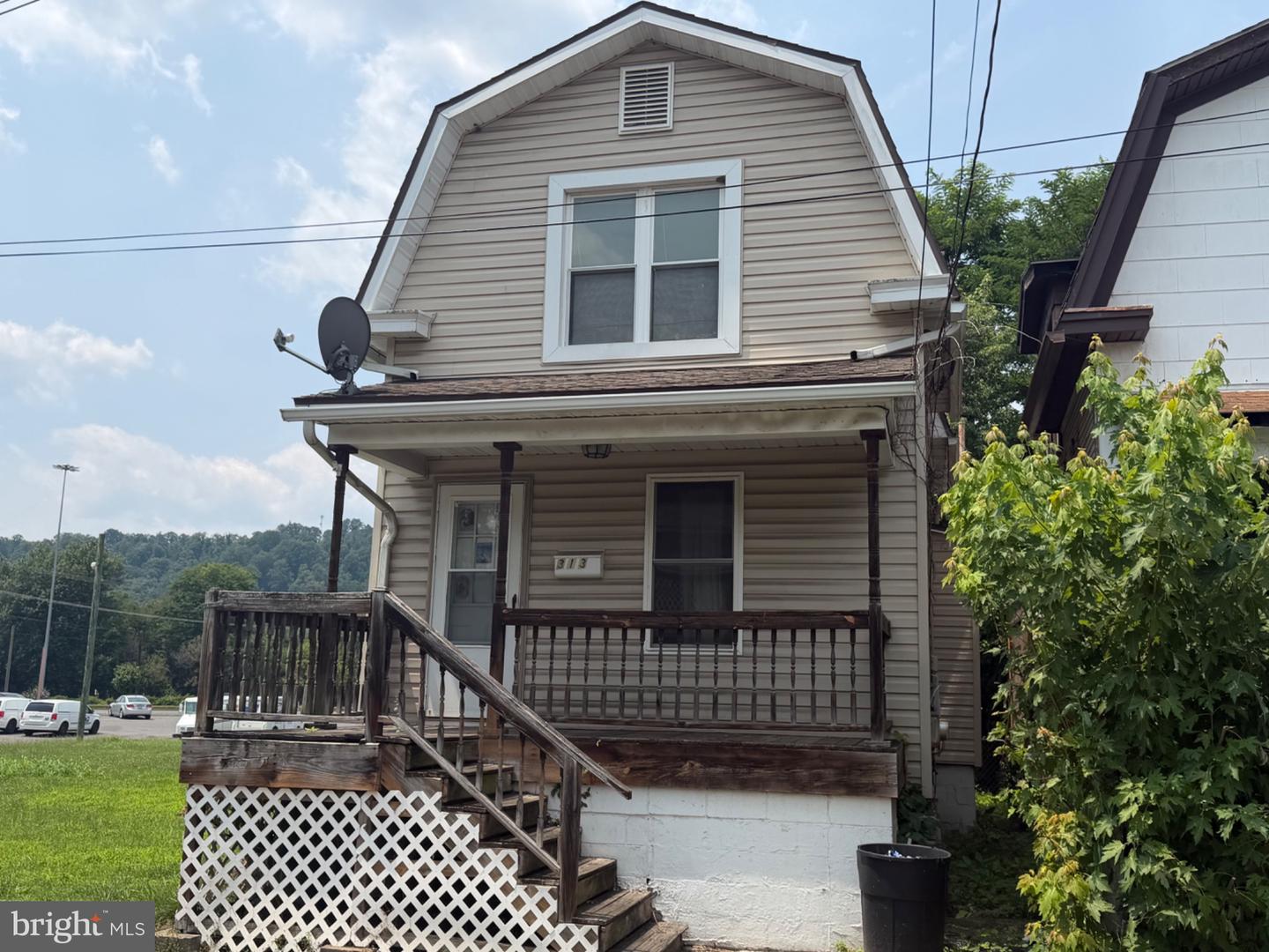 313 S CEDAR ST Property Photo 1