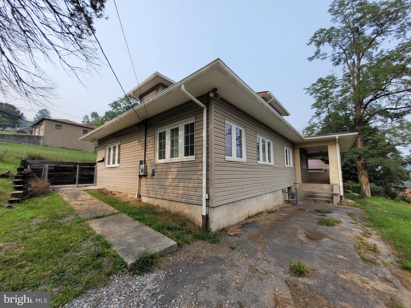 885 BRADDOCK RD Property Photo 1