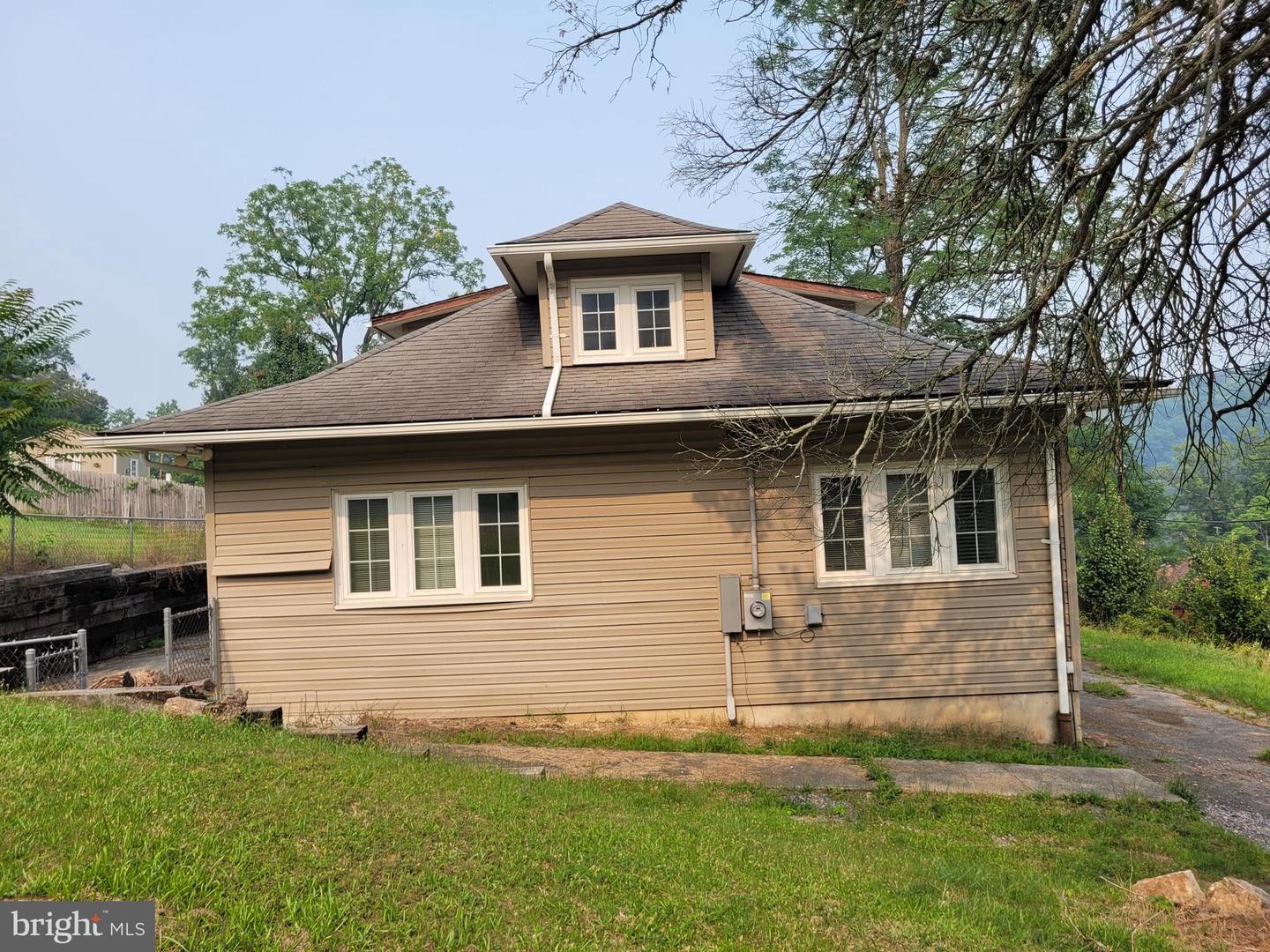 885 Braddock Rd Property Photo 2