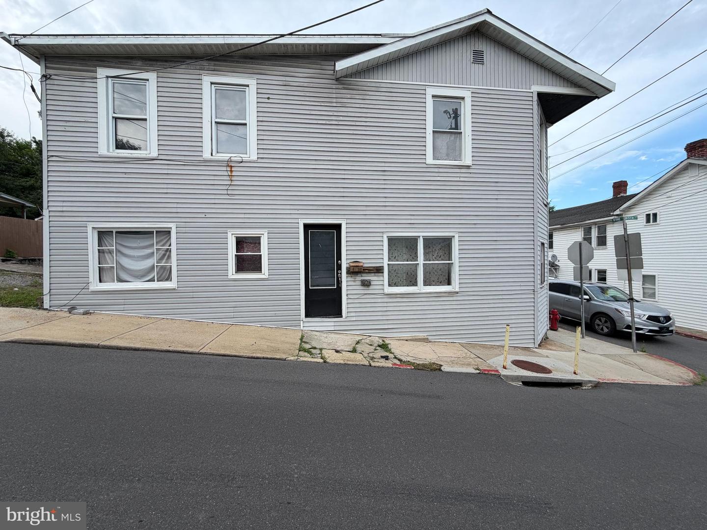301 Rock St Property Photo 1