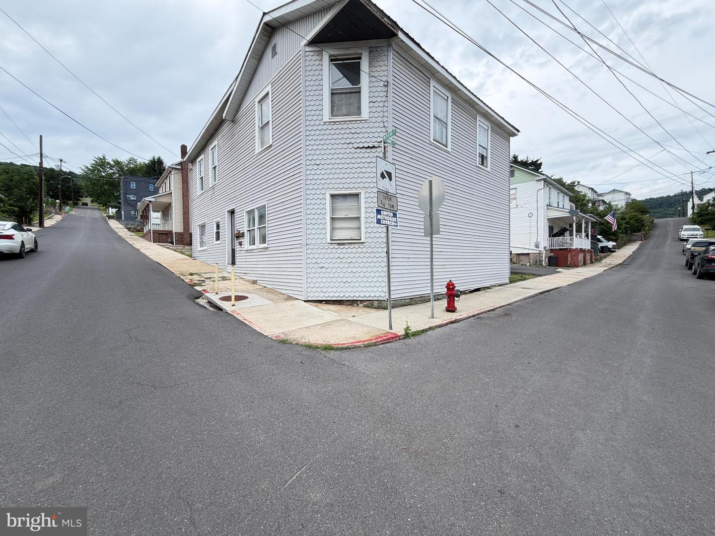 301 Rock St Property Photo 3