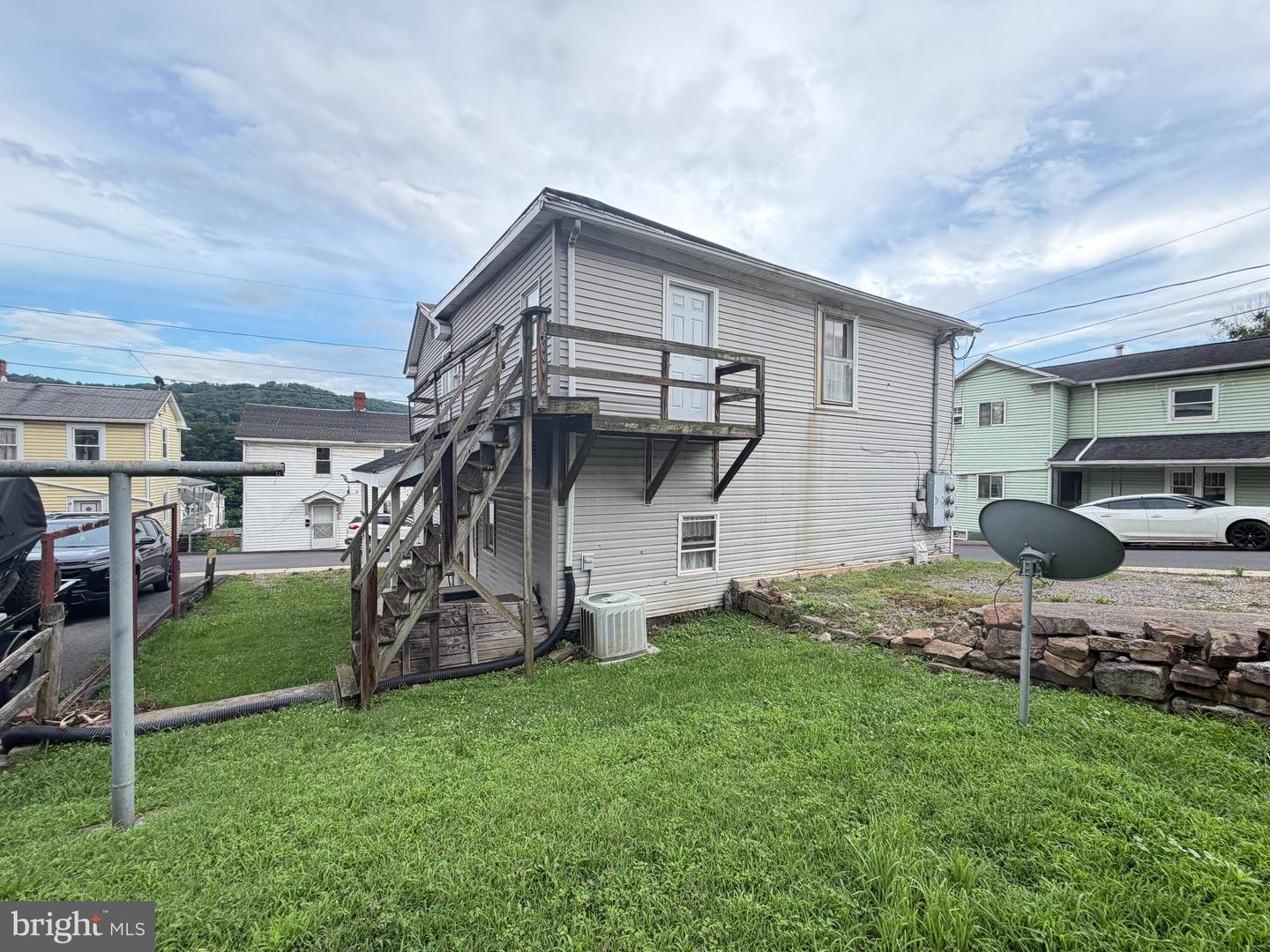 301 Rock St Property Photo 6