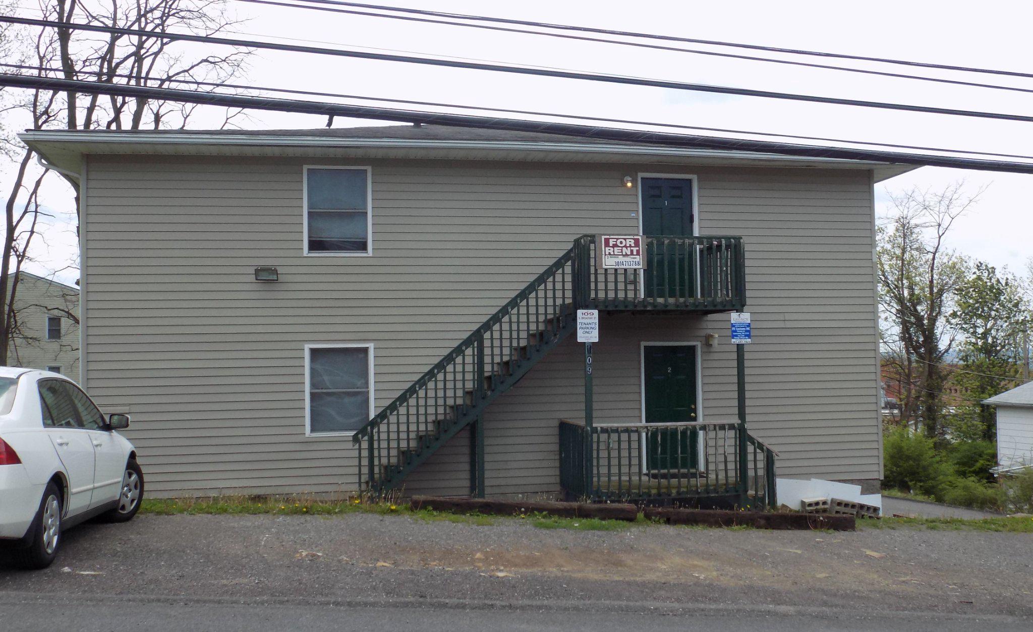 109 S Broadway St Property Photo 1