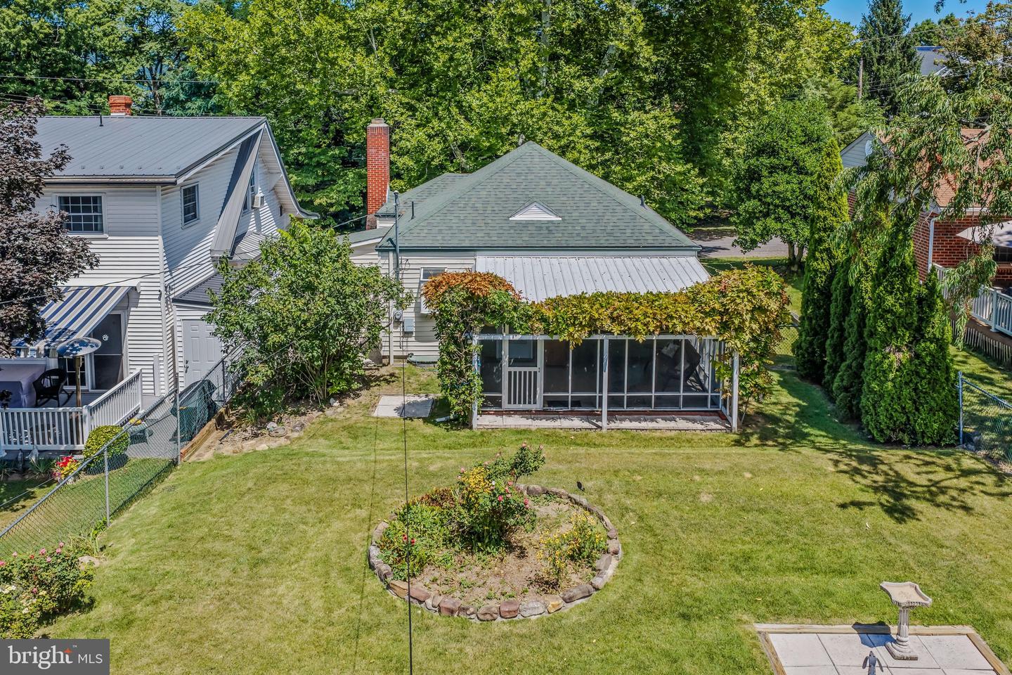 405 Caroline St Property Photo 32