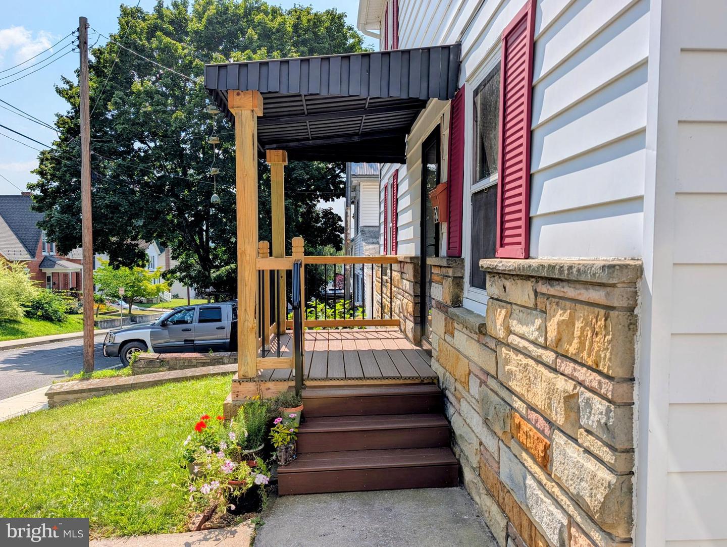 52 Linden St Property Photo 6