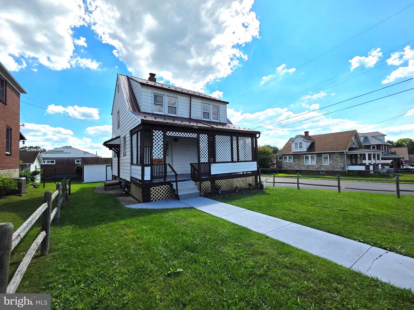 615 Elwood St Property Photo 1