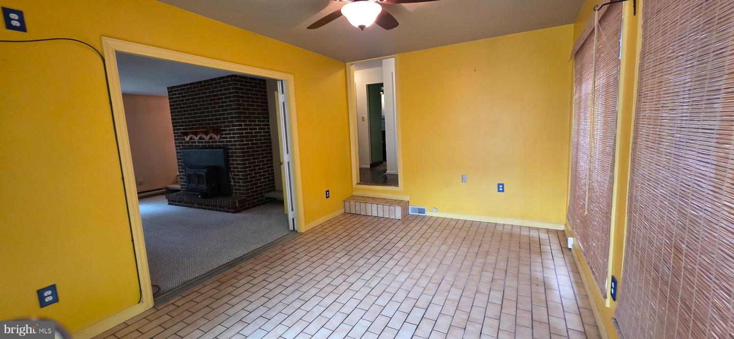909 Growden Ter Property Photo 5