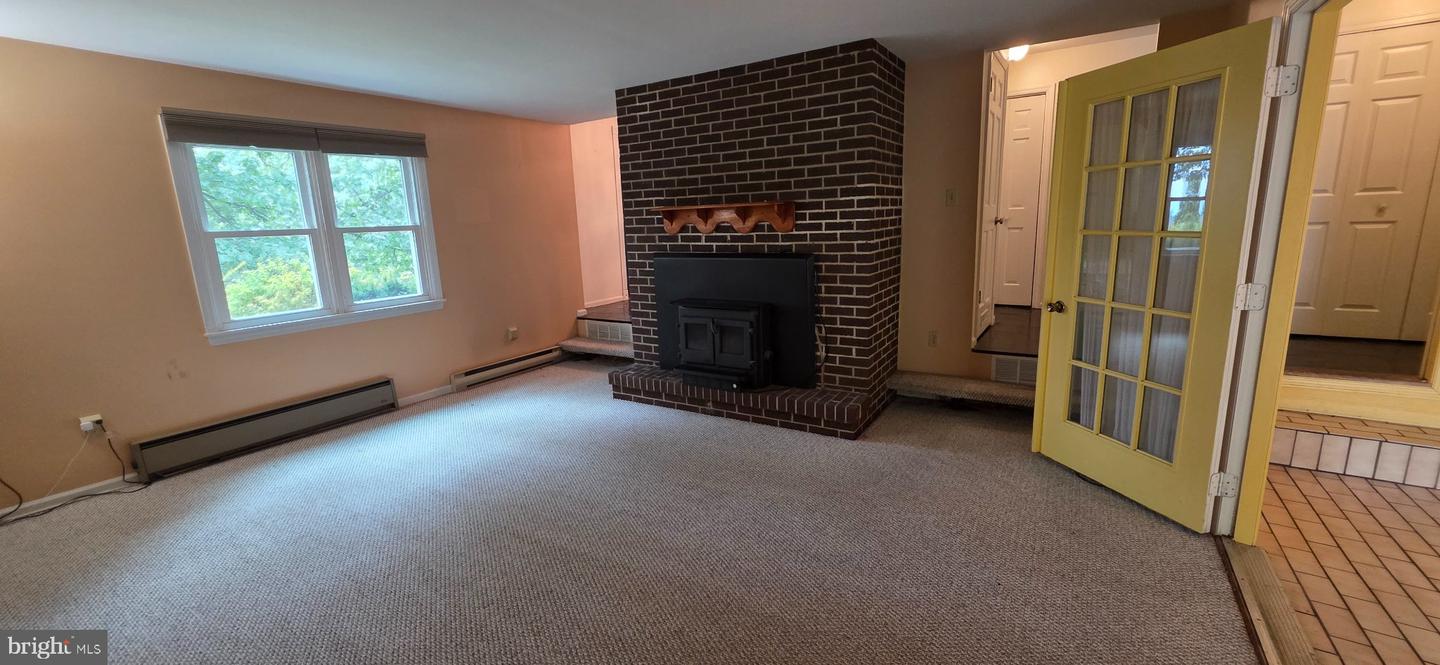 909 Growden Ter Property Photo 6