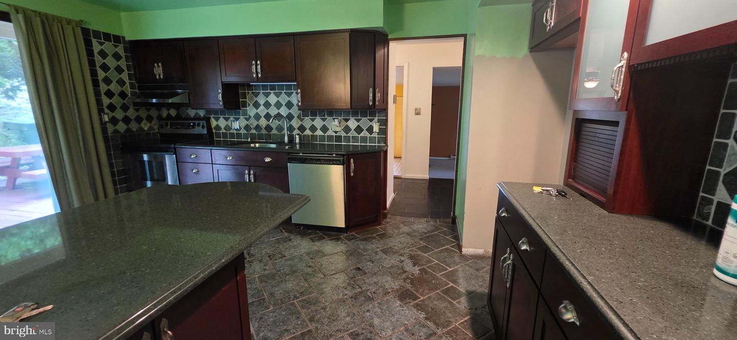 909 Growden Ter Property Photo 8