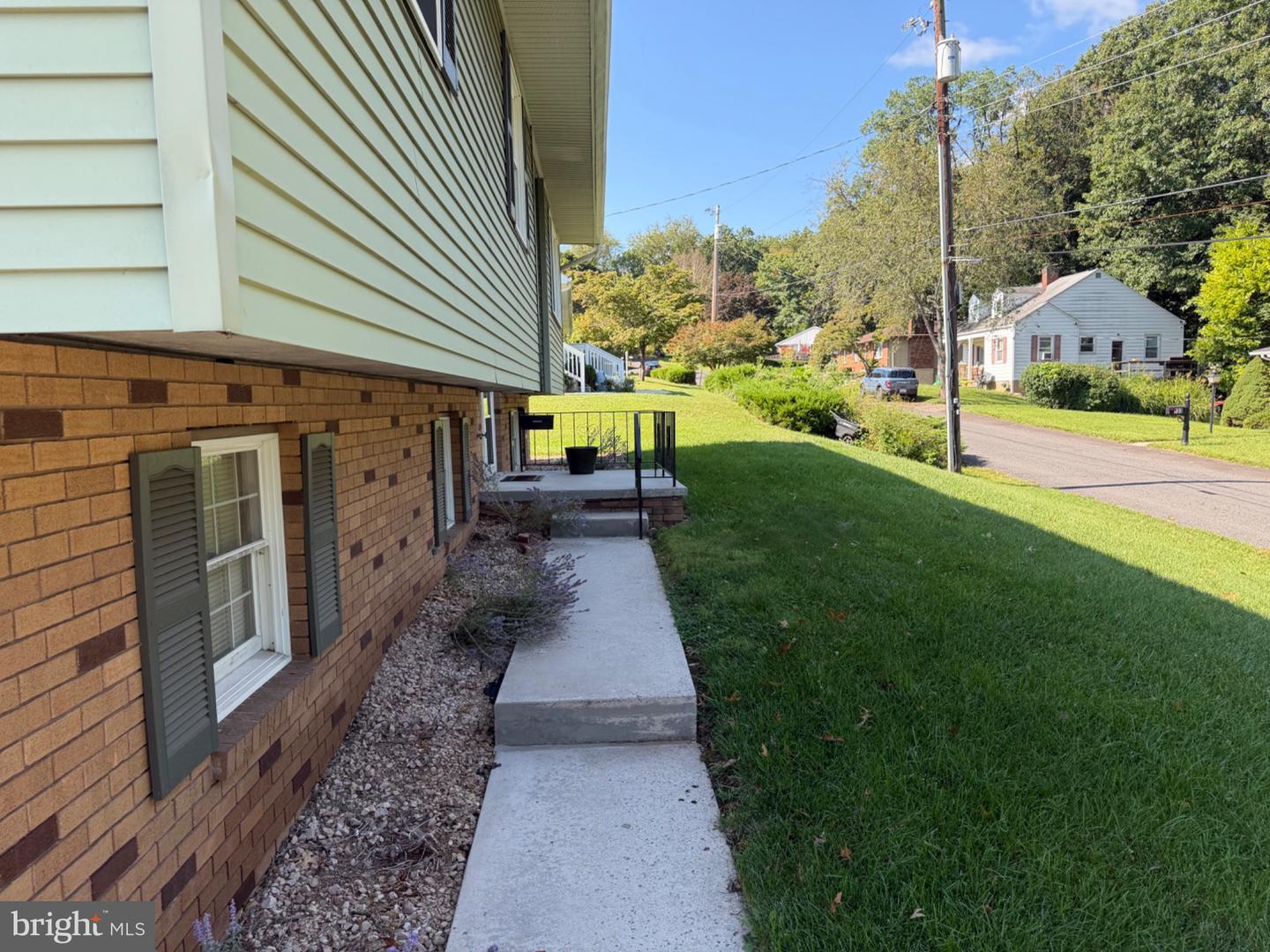 728 Dale Ave Property Photo 3