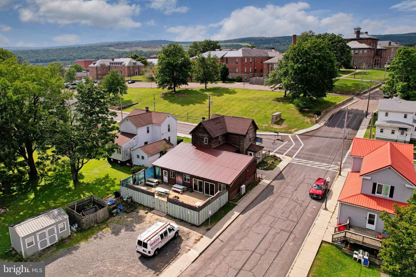 202 CENTER ST Property Photo 1