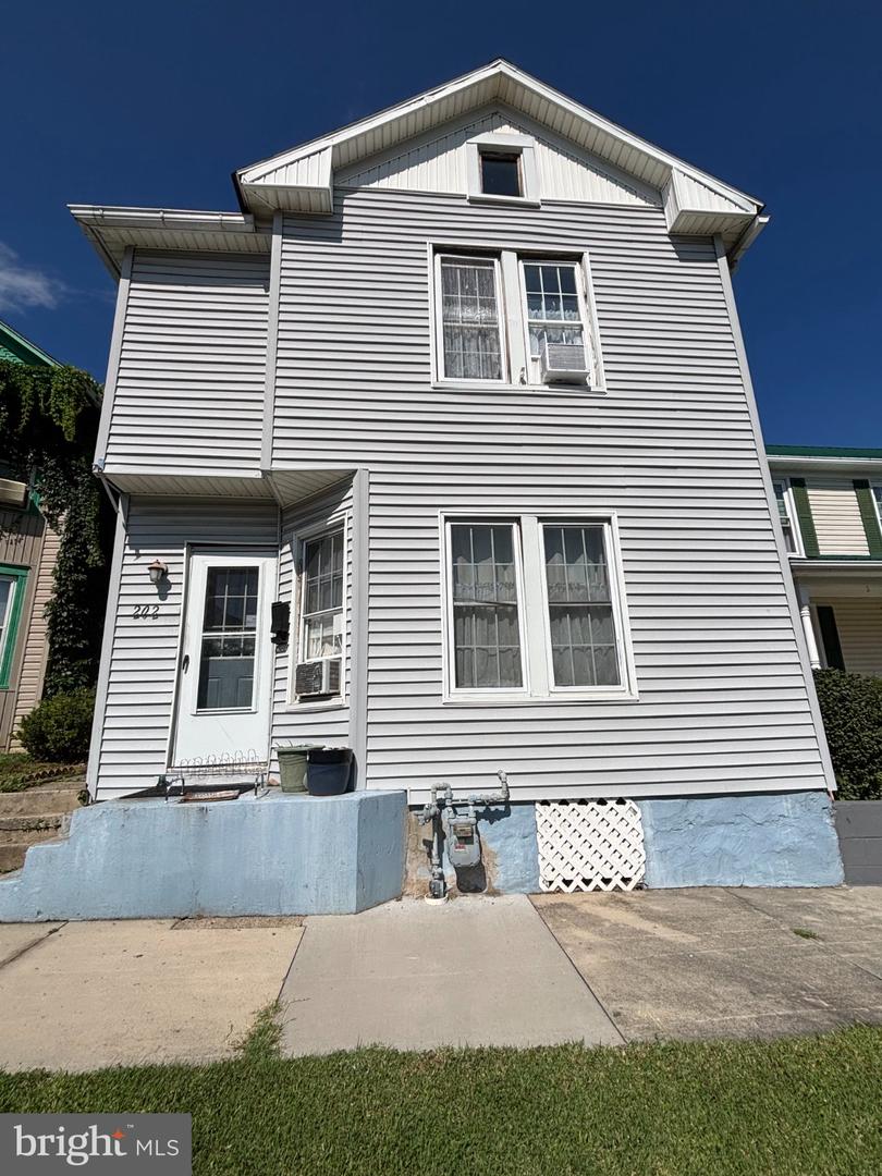 202 E Elder St Property Photo 3
