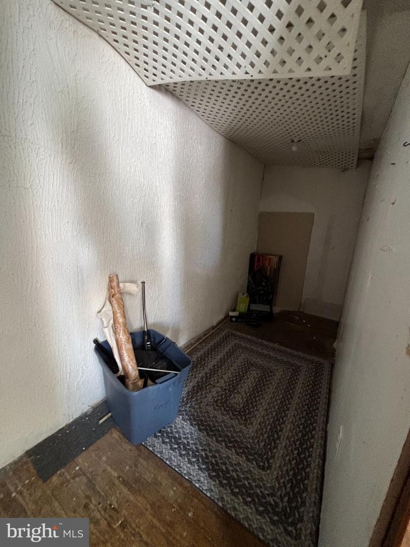 202 E Elder St Property Photo 9