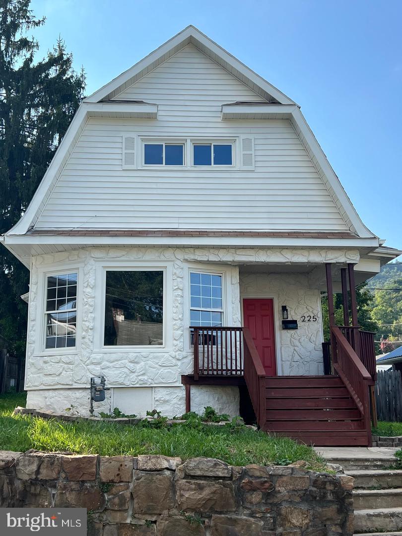 225 Vine St Property Photo 4