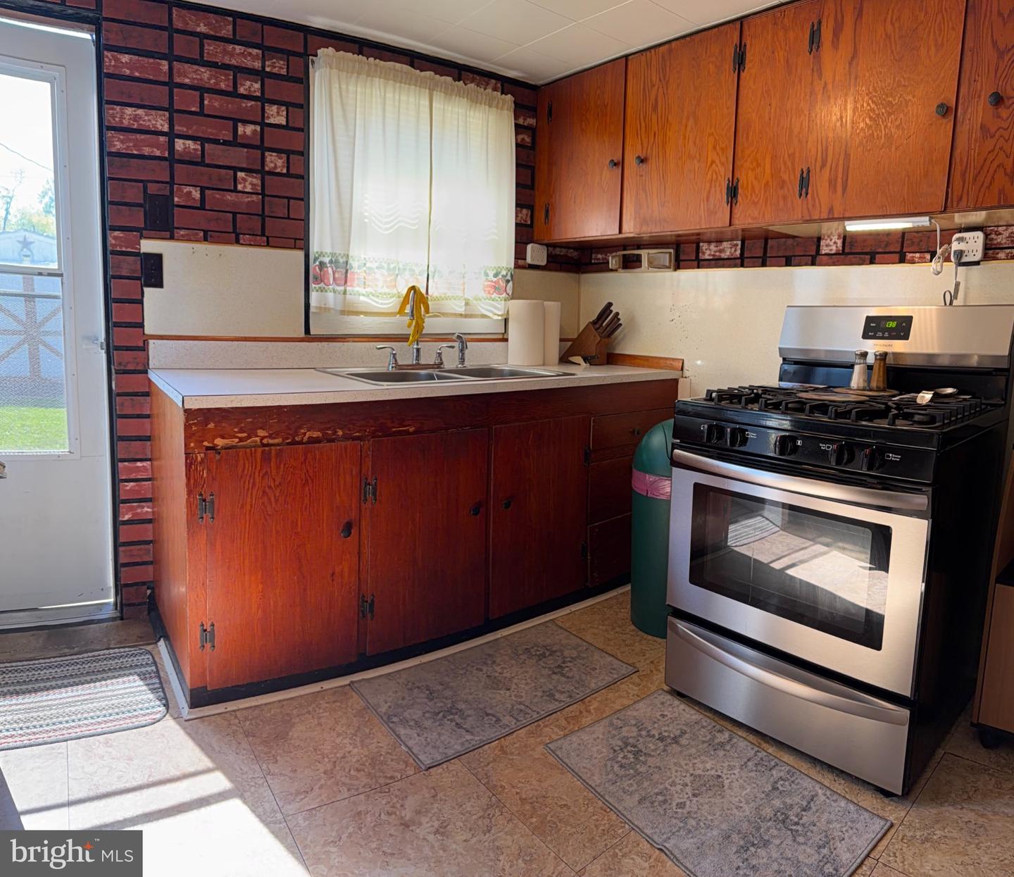 239 Humbird St Property Photo 11