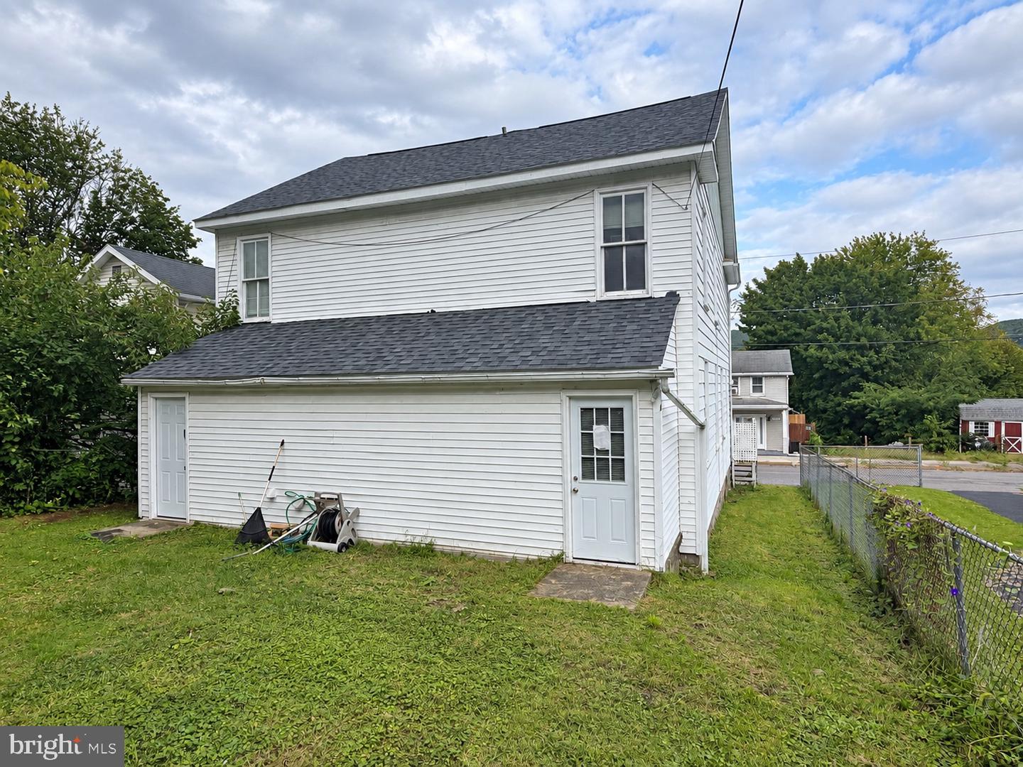 928 Glenwood St Property Photo 3