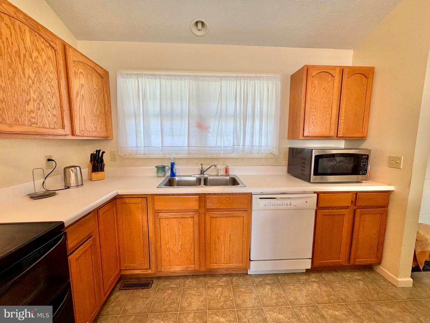 233 Armstrong Ave Property Photo 12