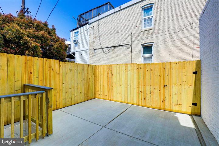 2820 Hudson St Property Photo 12