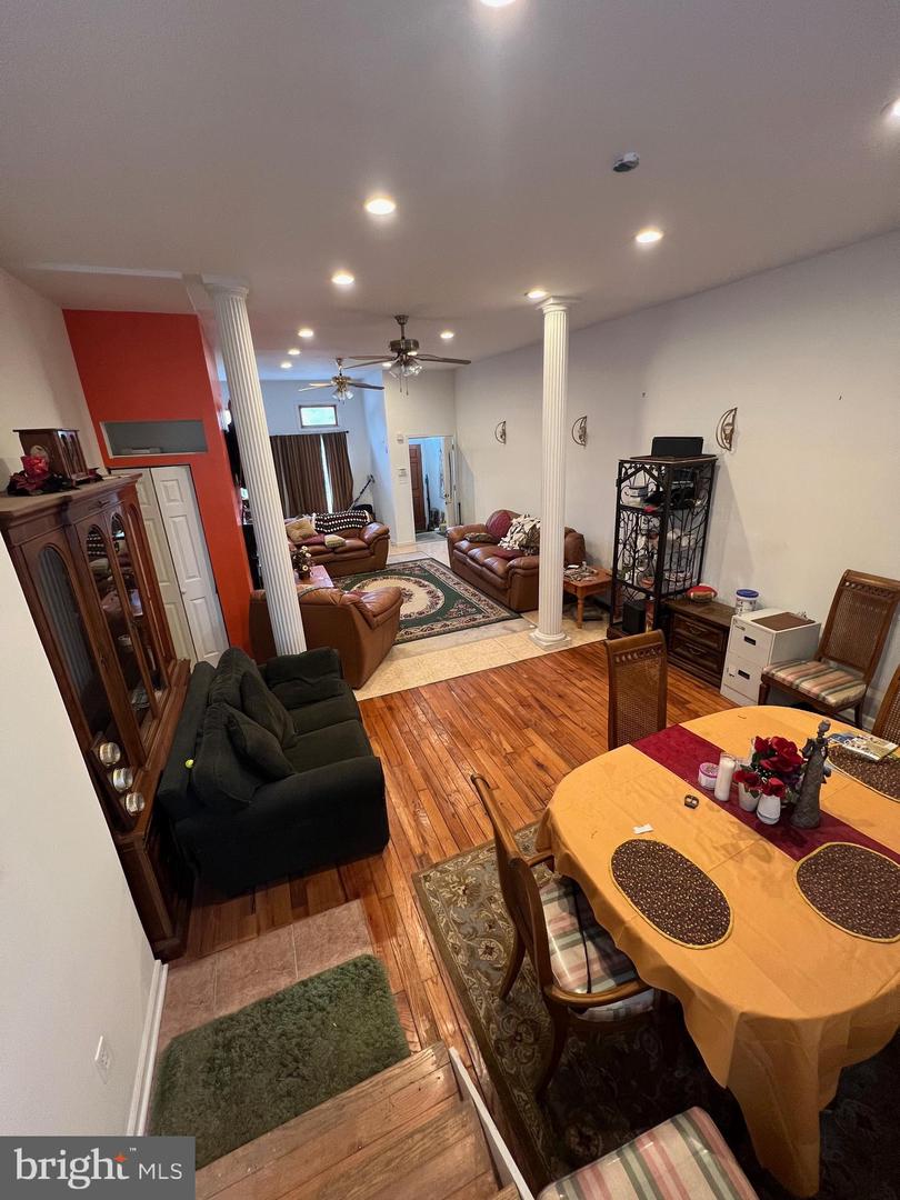 1205 Argyle Ave Property Photo 1