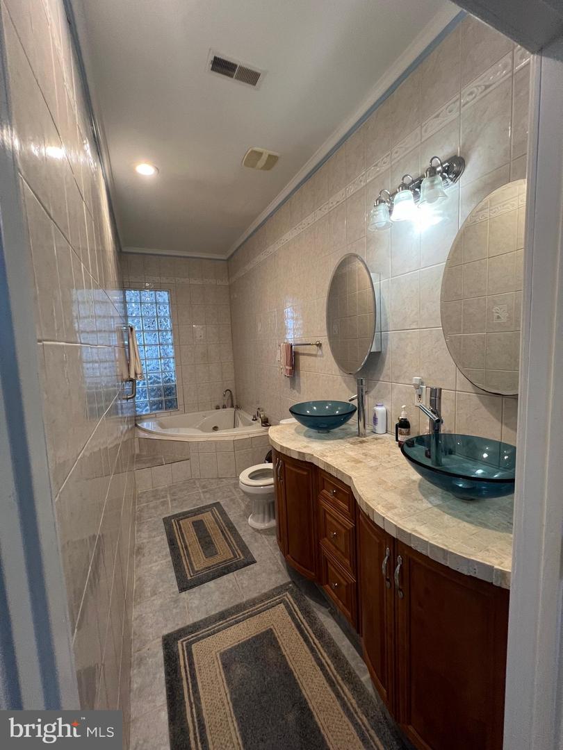 1205 Argyle Ave Property Photo 6