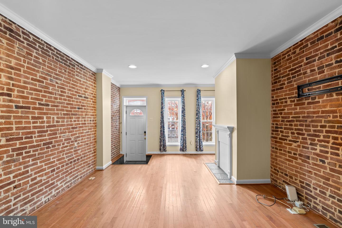 1110 W Cross St Property Photo 3