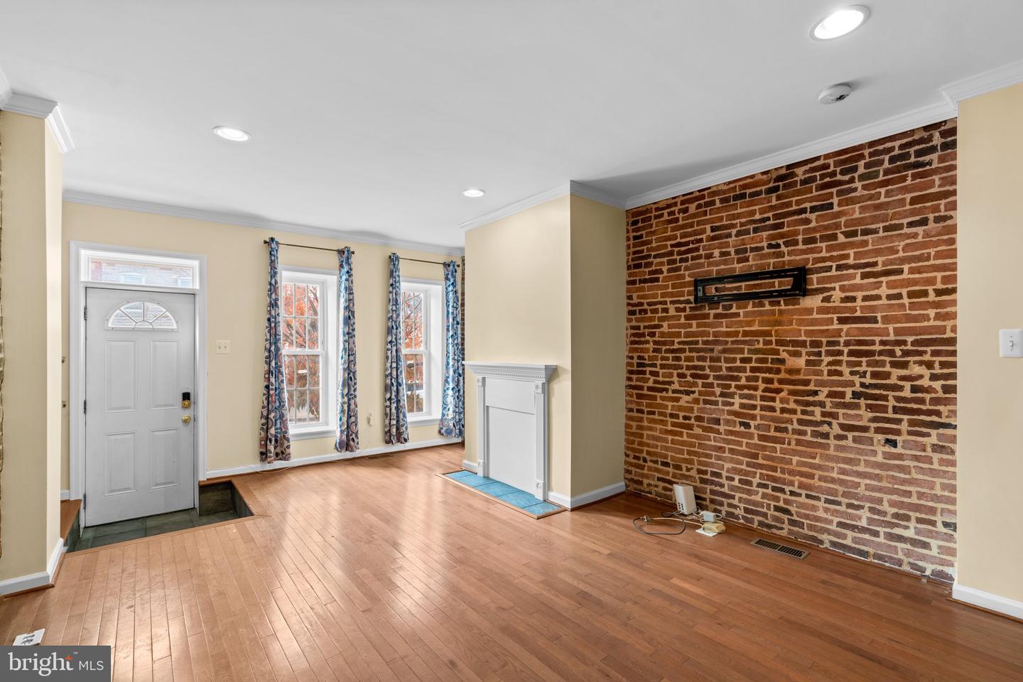 1110 W Cross St Property Photo 4