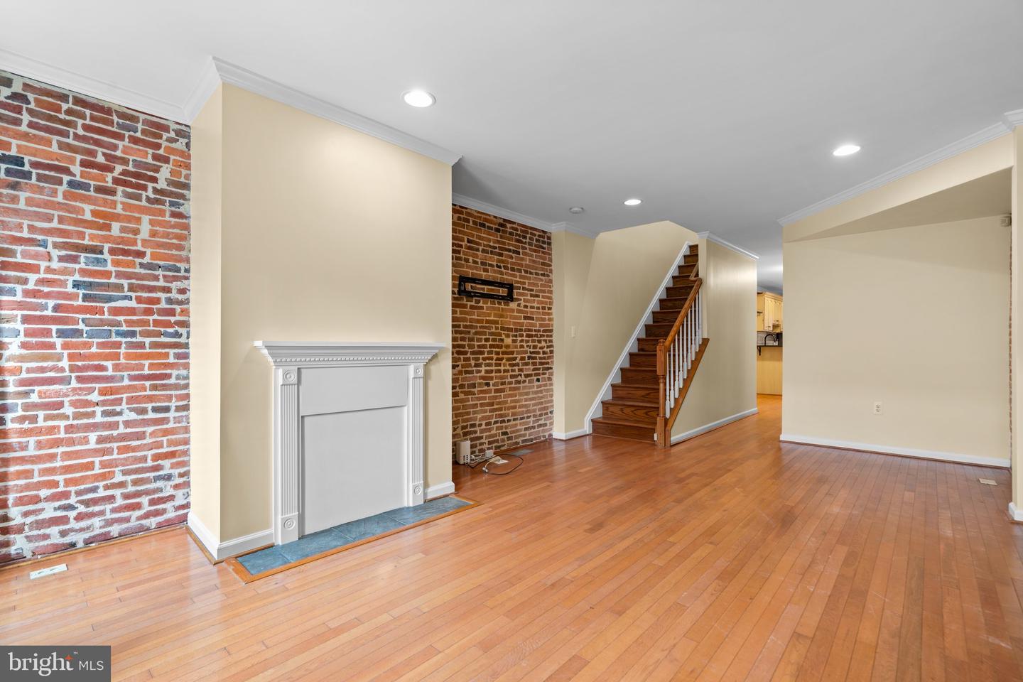 1110 W Cross St Property Photo 5