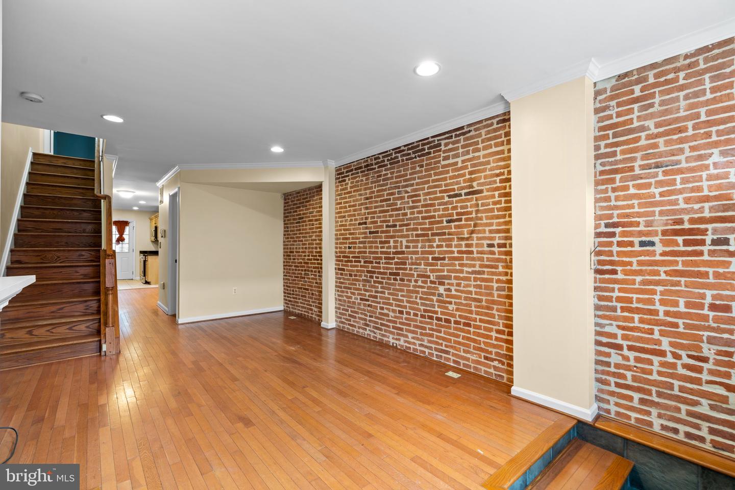 1110 W Cross St Property Photo 6