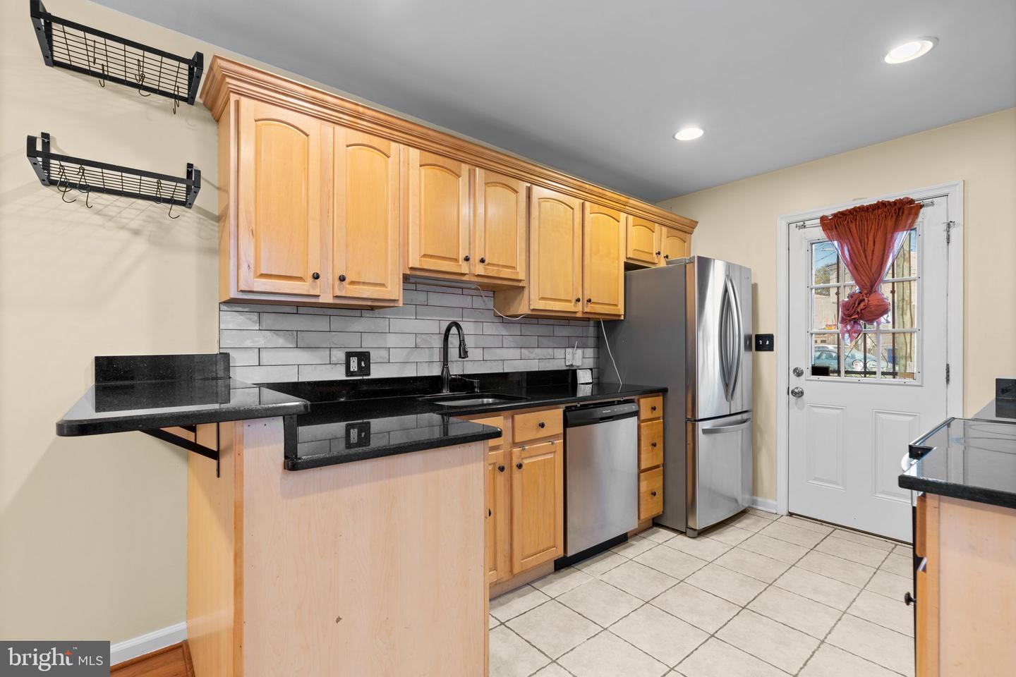 1110 W Cross St Property Photo 10