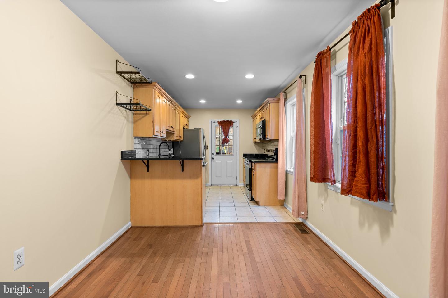 1110 W Cross St Property Photo 11