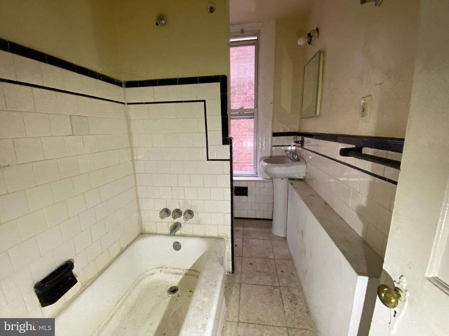 2110 N Charles St N Property Photo 48