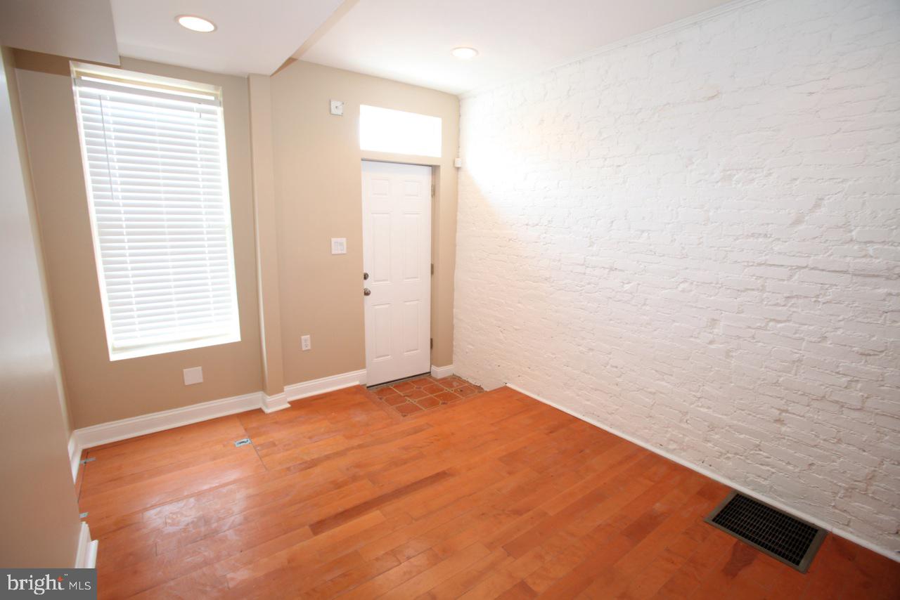 864 Carroll St Property Photo 3