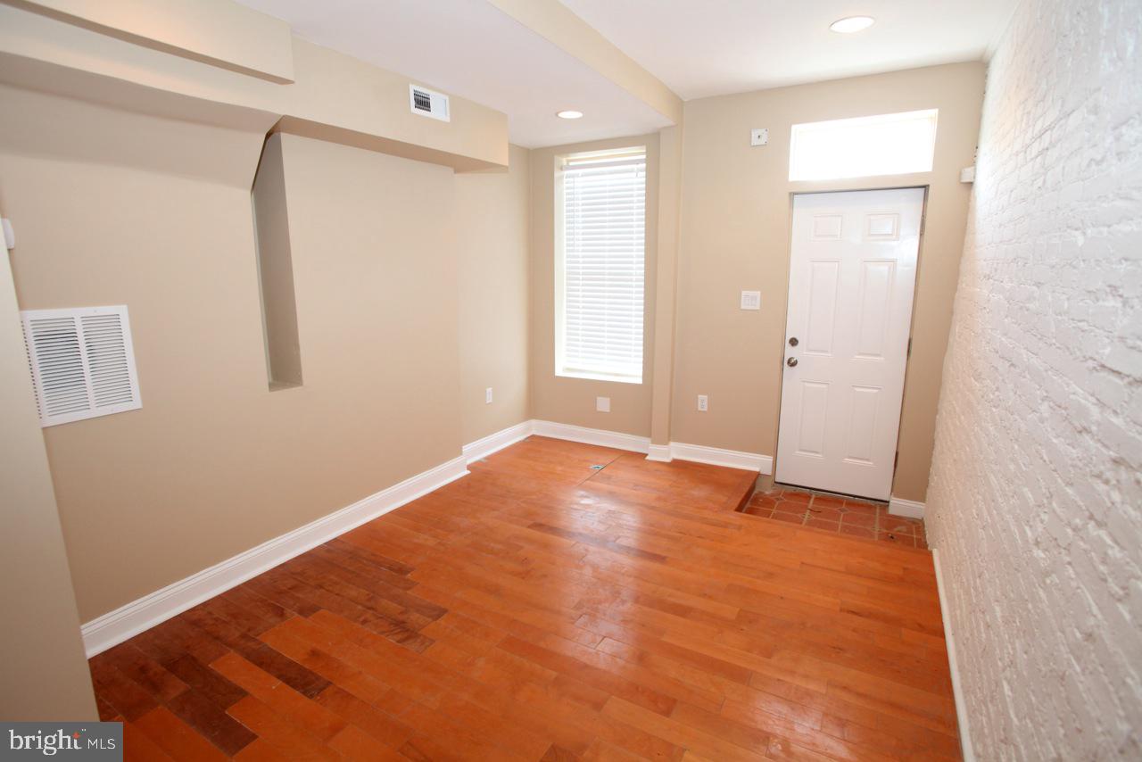 864 Carroll St Property Photo 4