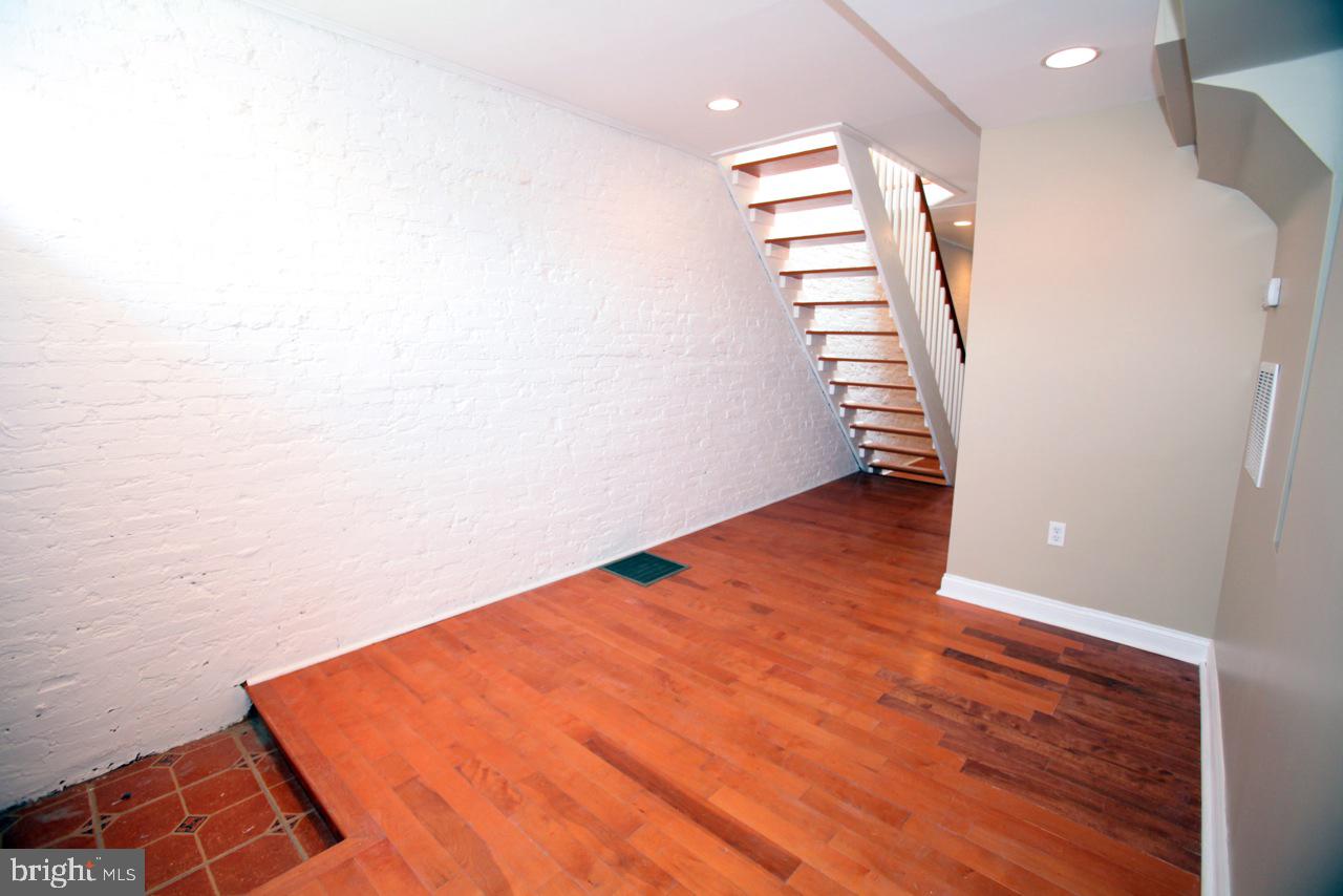 864 Carroll St Property Photo 5