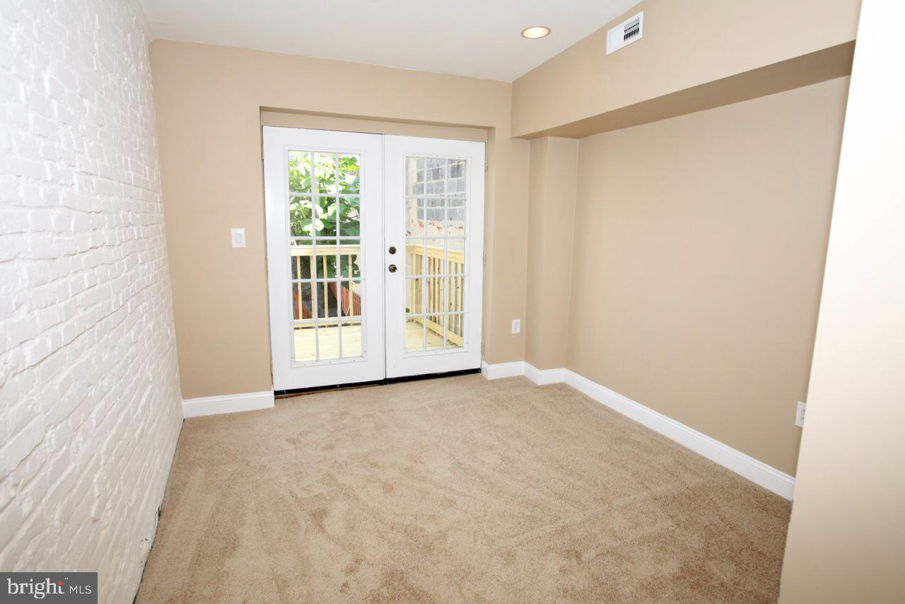 864 Carroll St Property Photo 17
