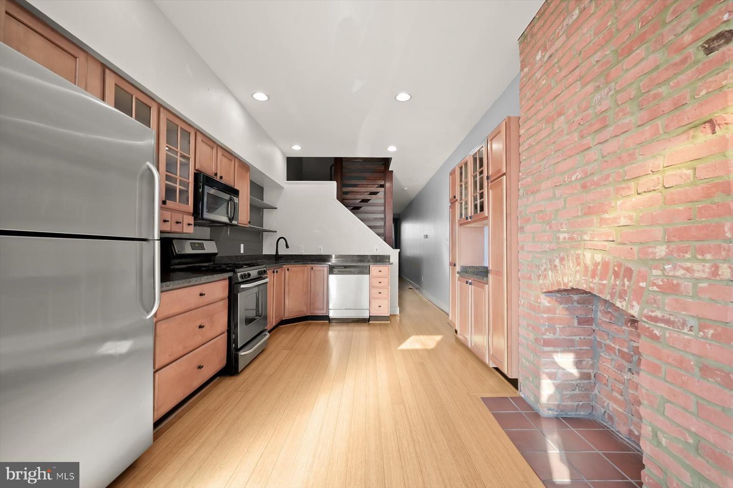 2406 E Fairmount Ave Property Photo 3