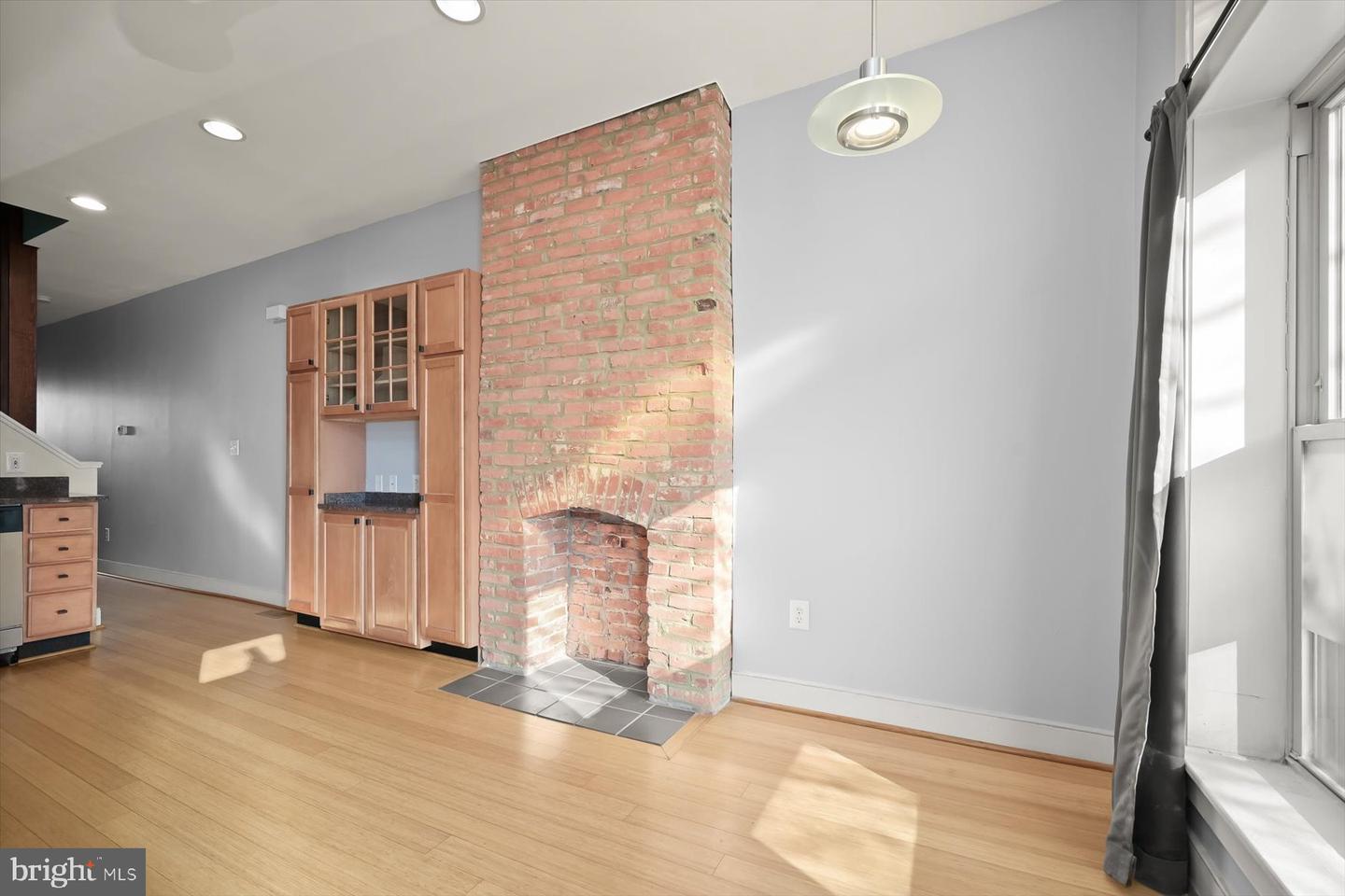 2406 E Fairmount Ave Property Photo 4