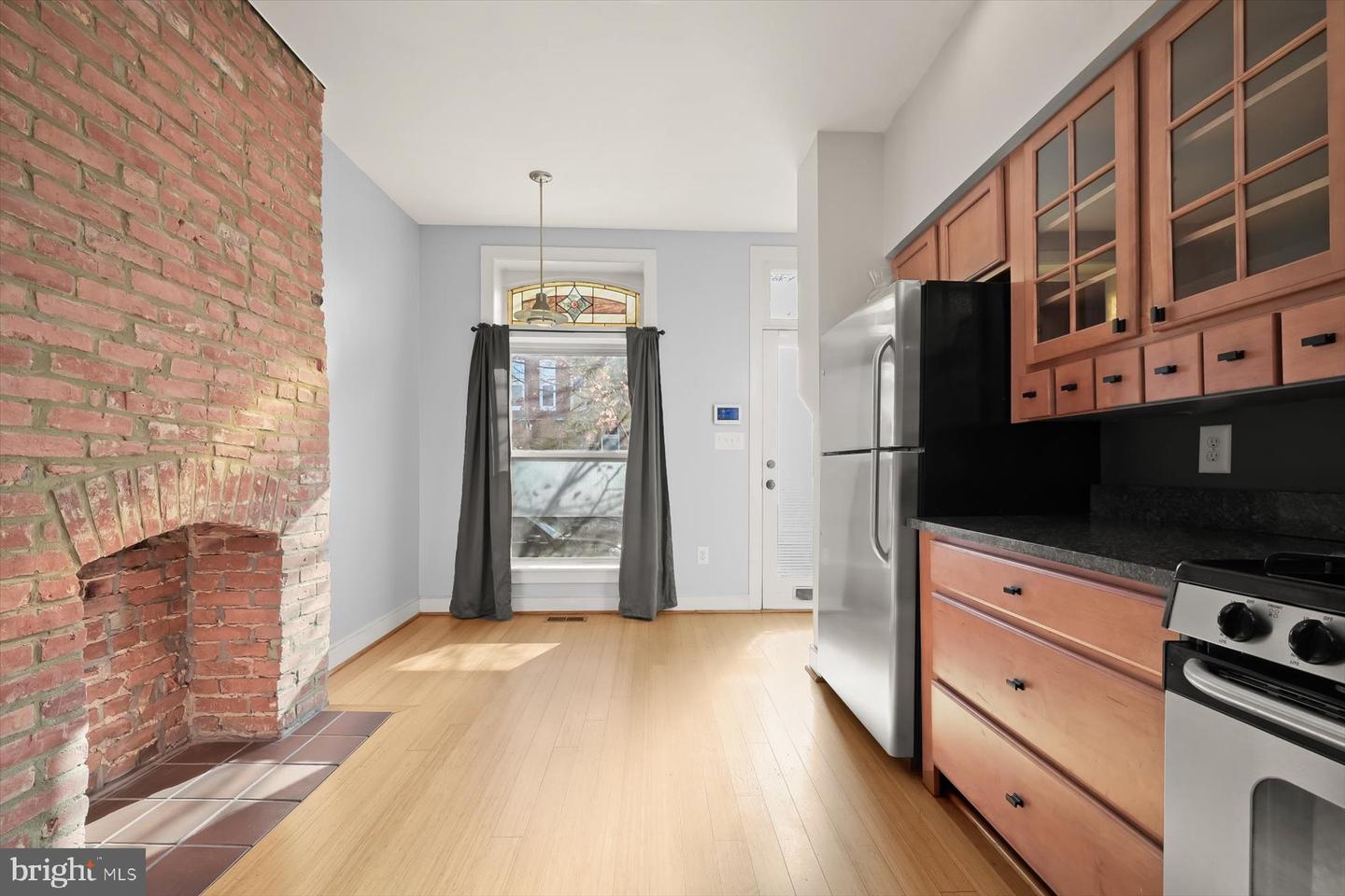 2406 E Fairmount Ave Property Photo 11