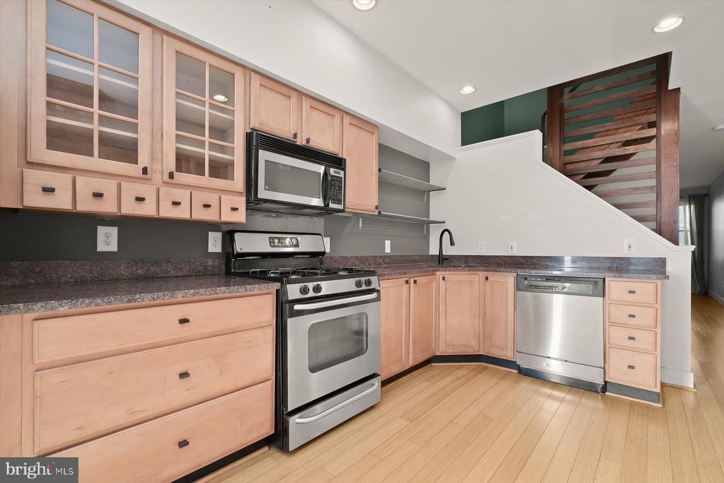 2406 E Fairmount Ave Property Photo 12