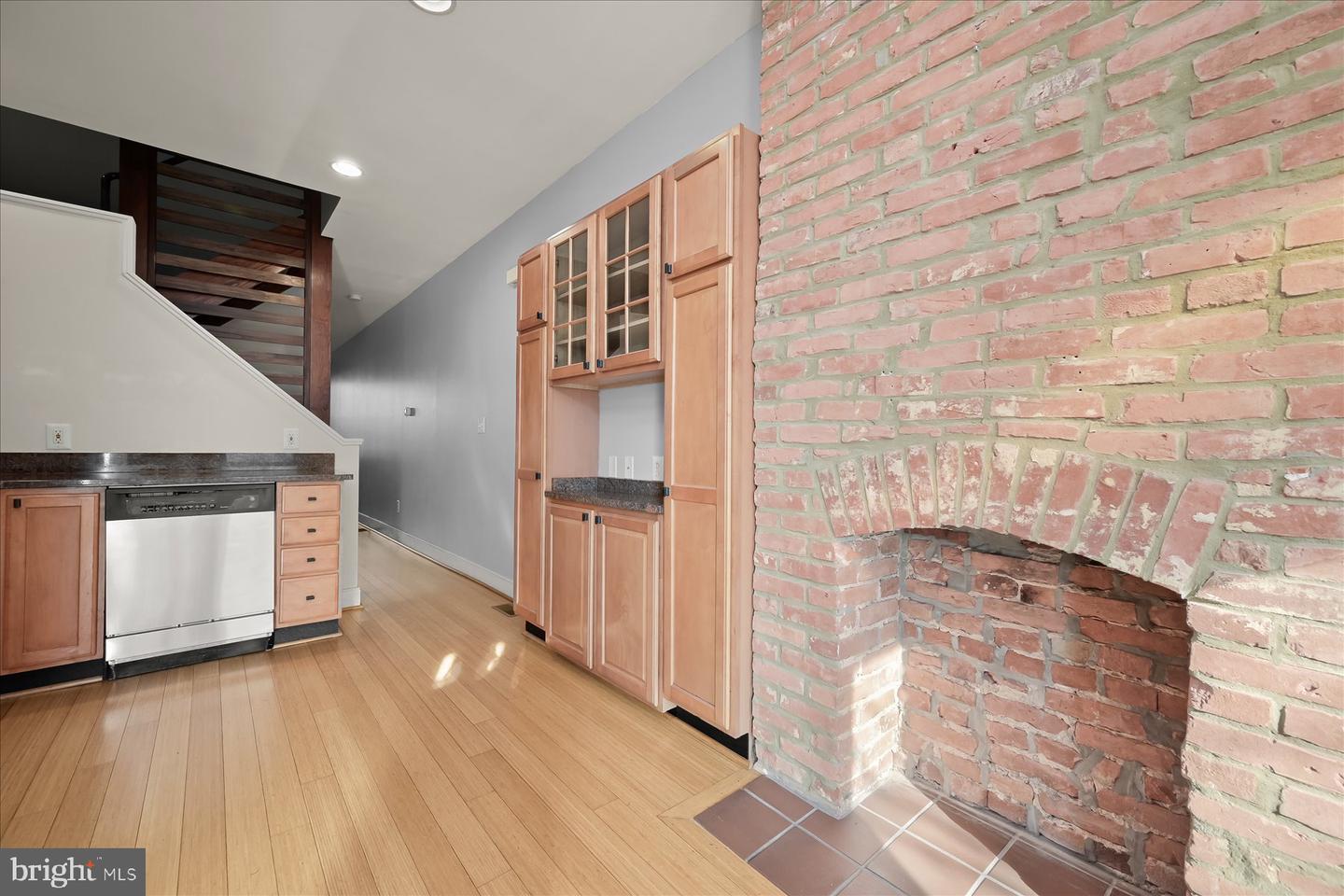 2406 E Fairmount Ave Property Photo 16