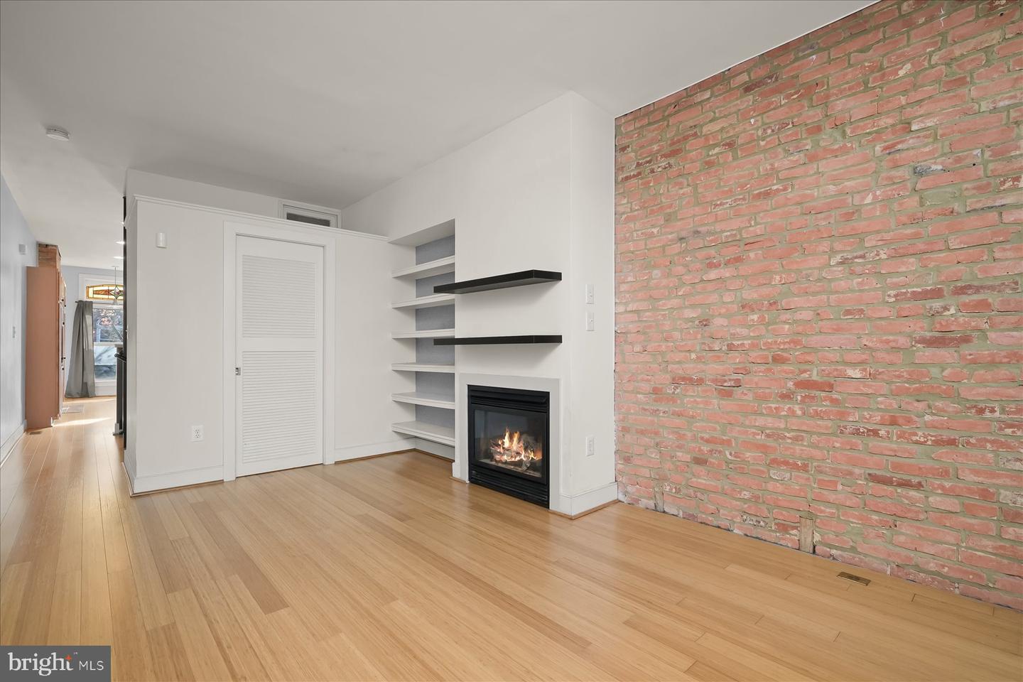 2406 E Fairmount Ave Property Photo 21