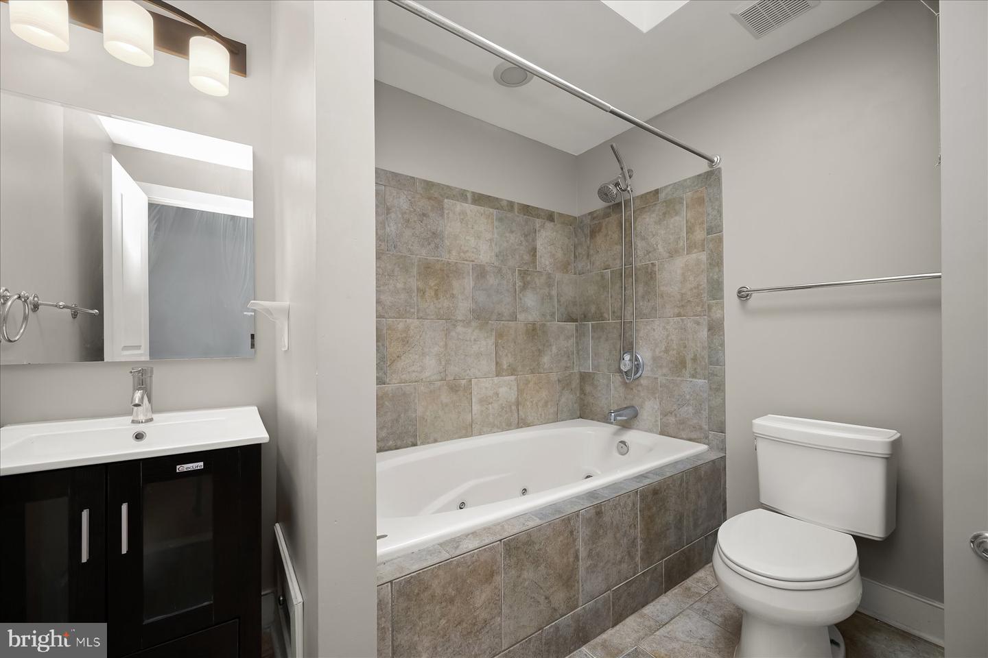 2406 E Fairmount Ave Property Photo 37