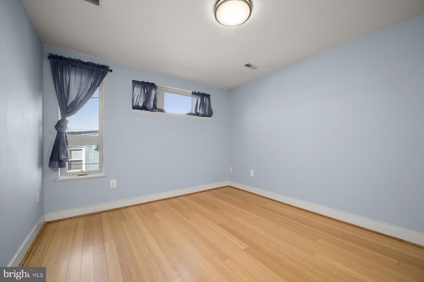 2406 E Fairmount Ave Property Photo 43