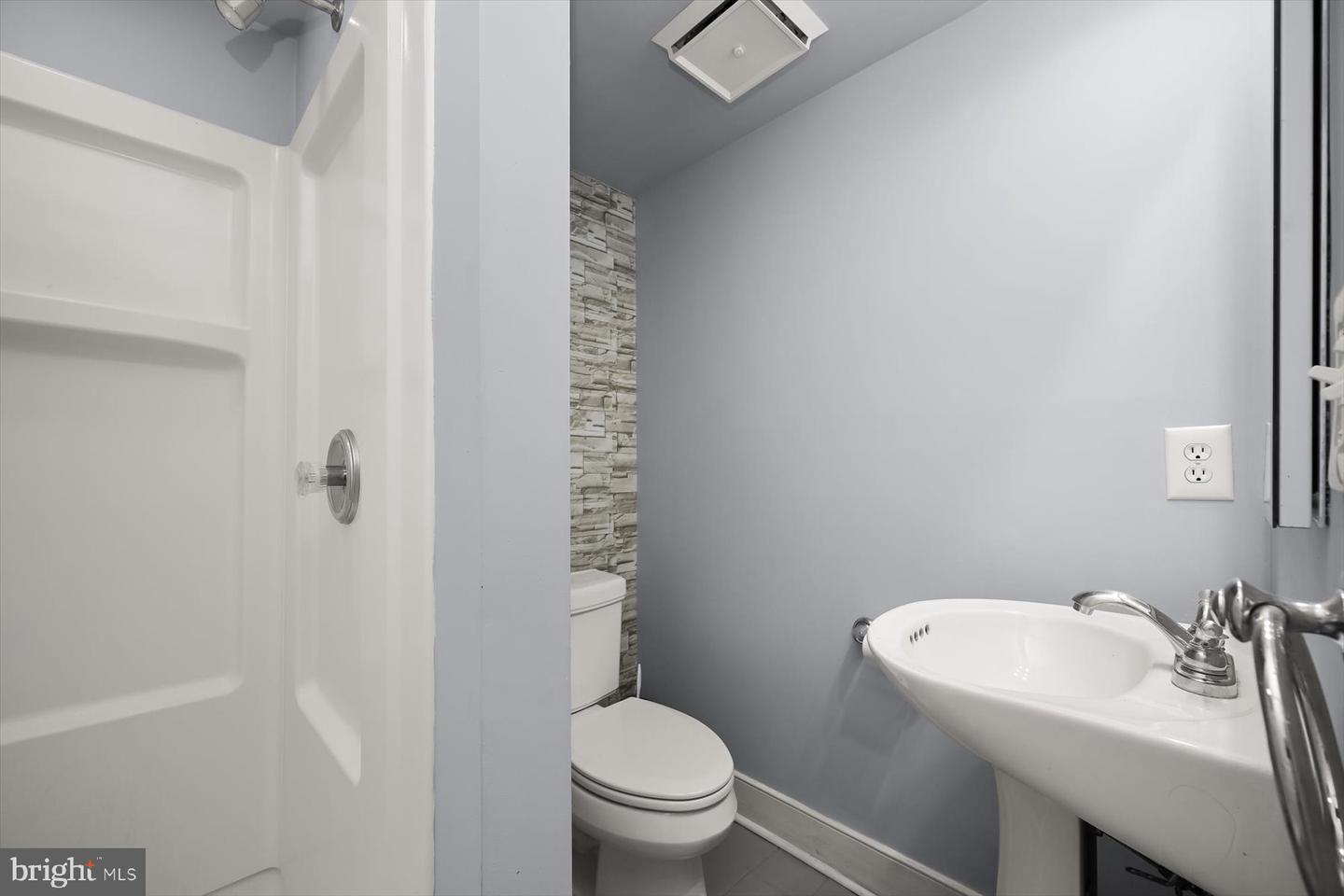 2406 E Fairmount Ave Property Photo 51