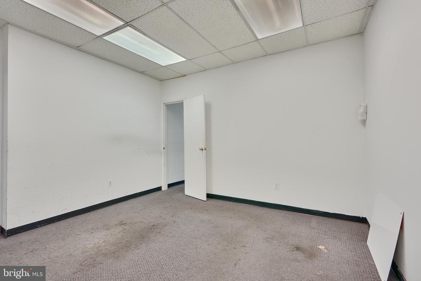1023 S Charles St Property Photo 9
