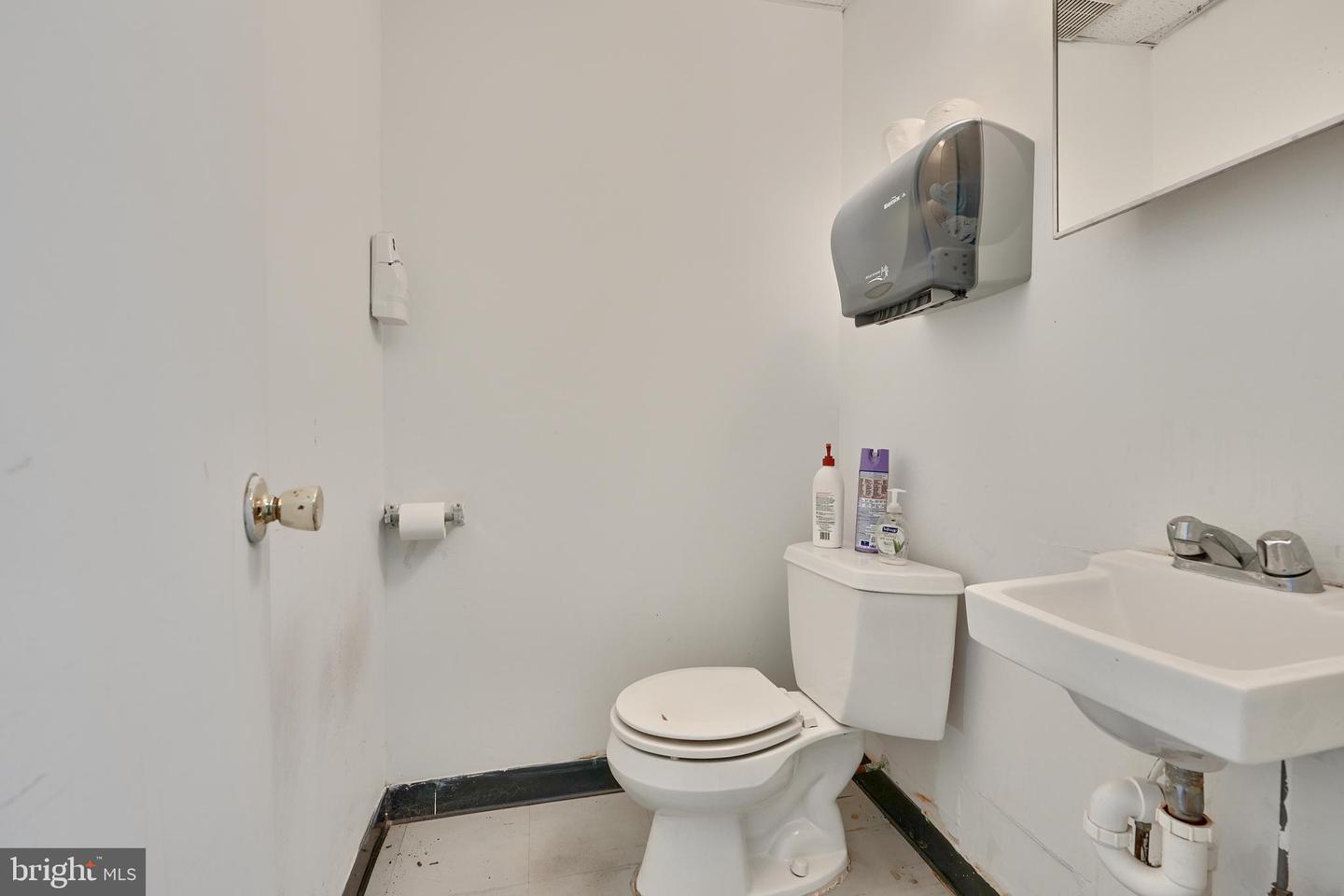 1023 S Charles St Property Photo 16