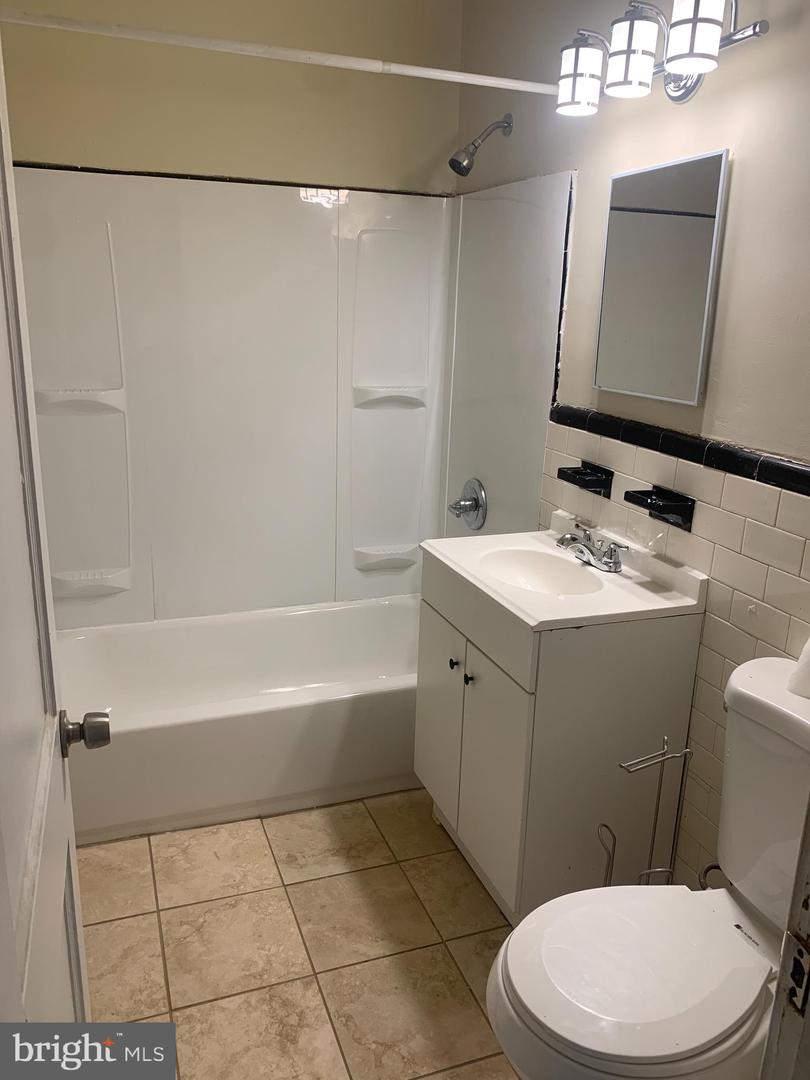 125 Denison St Property Photo 8